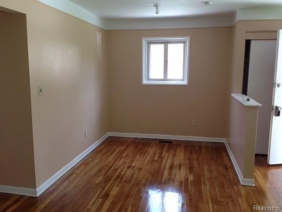 3rd image of 5528 Vivian St