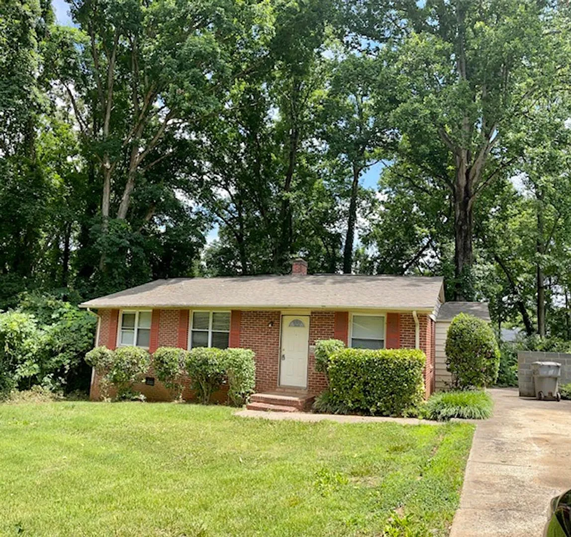 Brick Ranch in Yorkmount Area near Tyvola — Photo 1