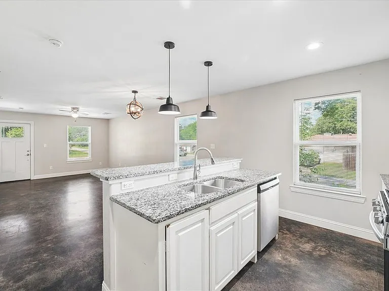 501 E Day St — Photo 17