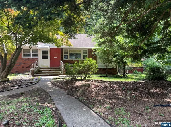 84 Grove St, Oakland, NJ 07436