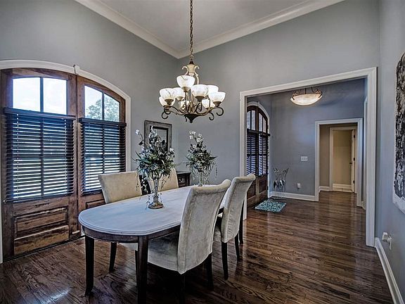 Formal Dining that will accommodate a banquet sized table