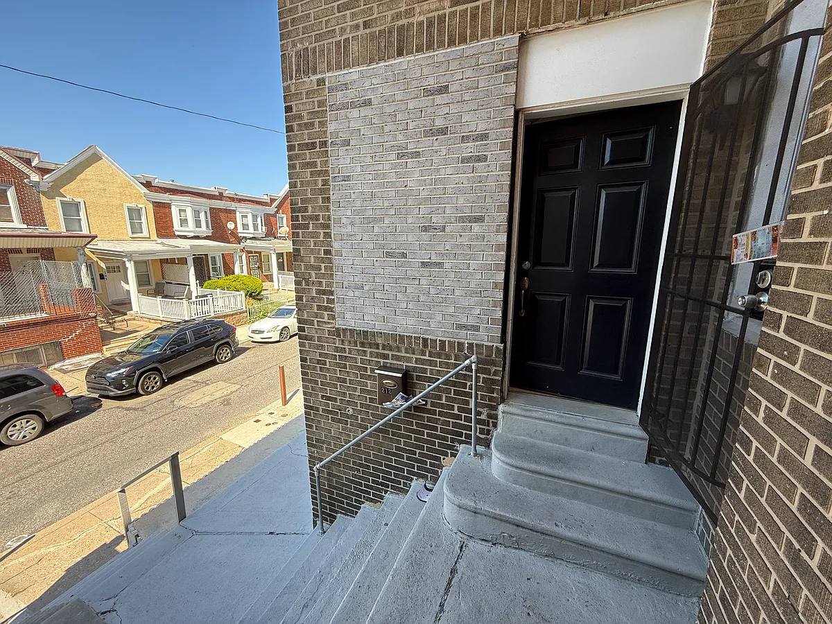 Building Photo - 212 E Sheldon St