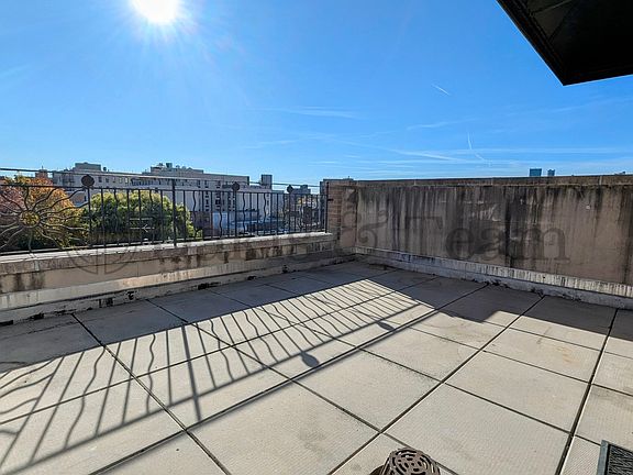 5th image of 2642 28th St #4F