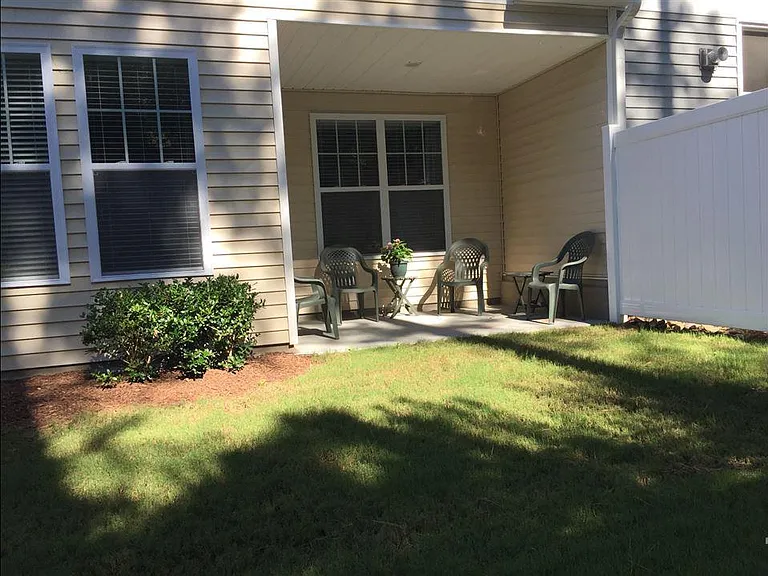 Private nice backyard- pic 1