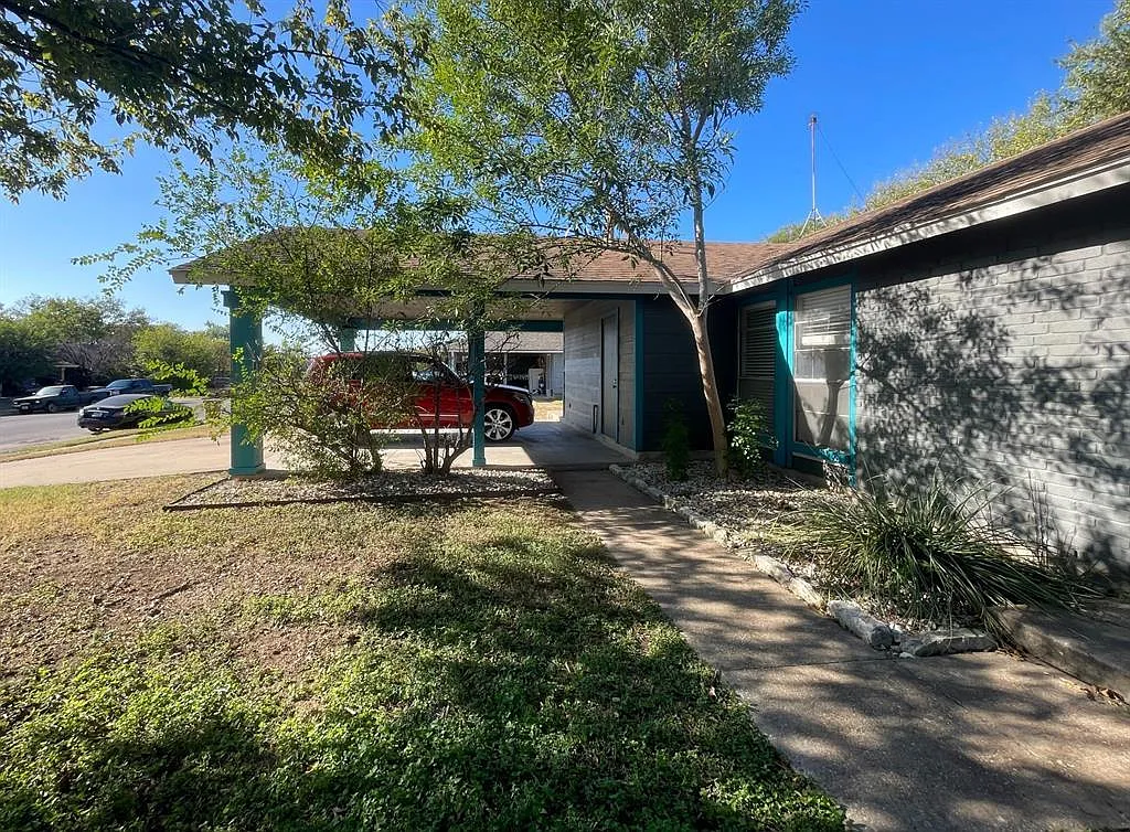 3 bed, 2.0 bath, 912 sqft, $1,550 — Photo 2