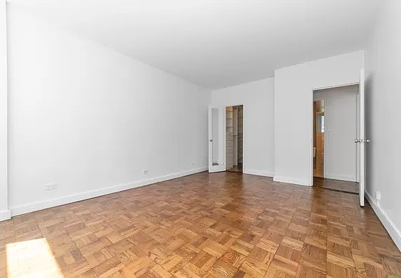 4th image of 155 E 55th St #10E
