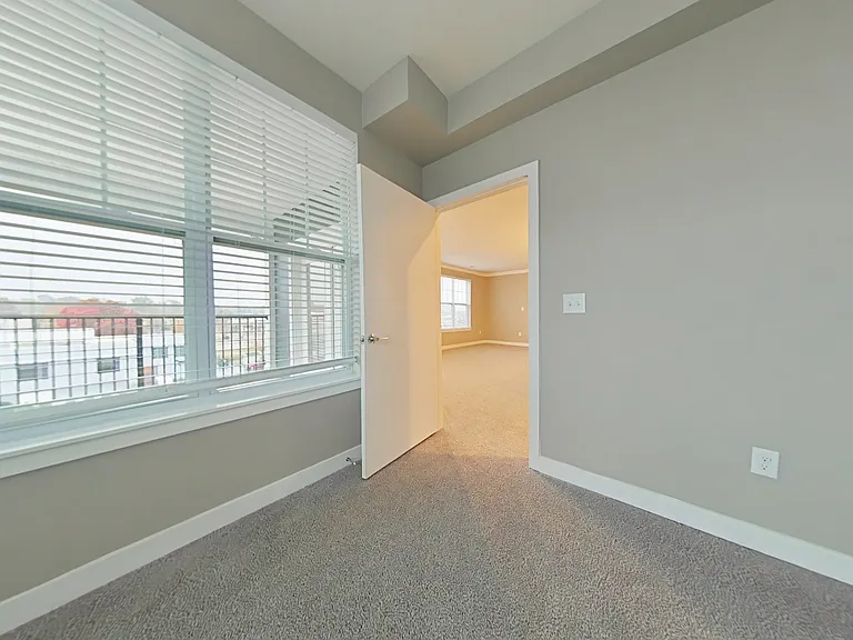 Rialto Hurstbourne — Photo 77