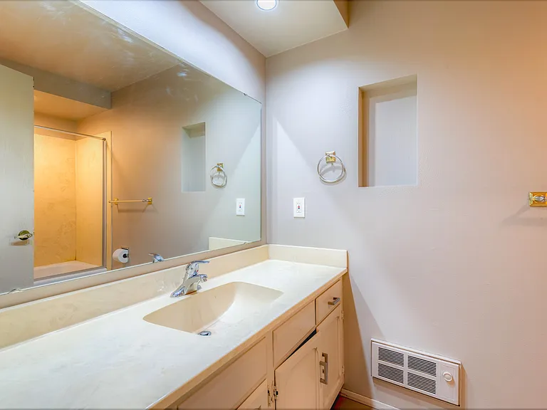 610 Aloha St #204 — Photo 8