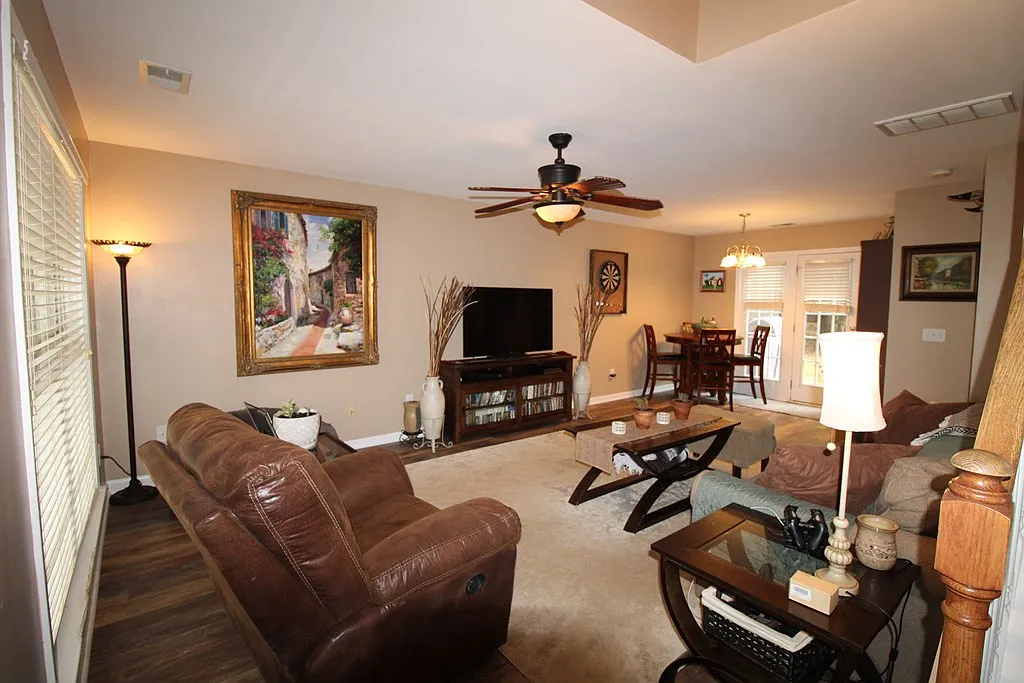 3 bed, 2.5 bath, 1594 sqft, $1,675 — Photo 3