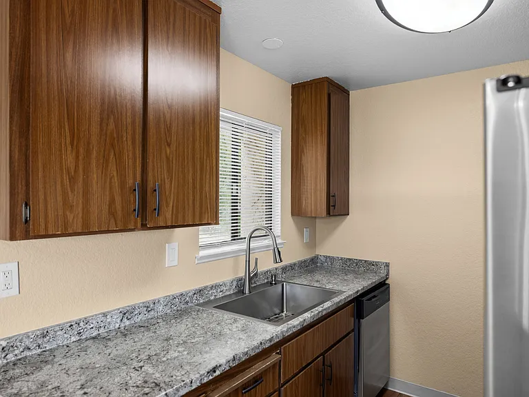 The Peppertree Apartments — Photo 31