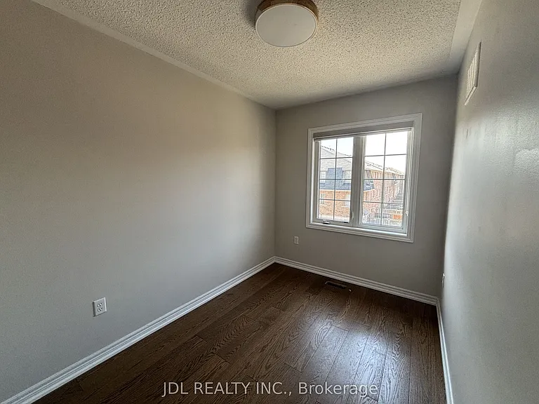 1374 Granrock Cres — Photo 9