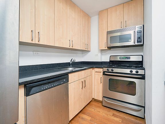 5th image of 736 W 187th St APT 402