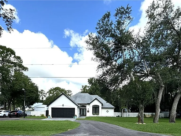 1090 Woods Dr — Photo 20