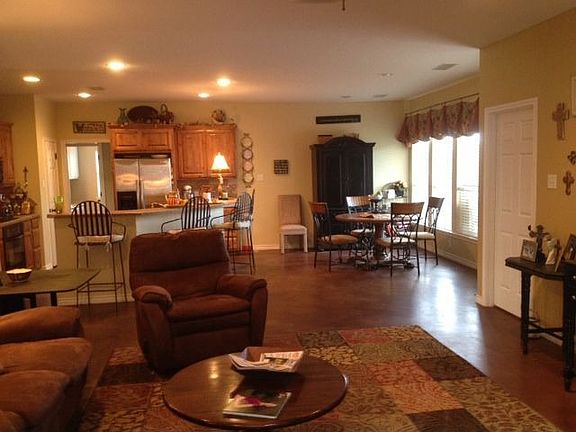 Light and bright greatroom