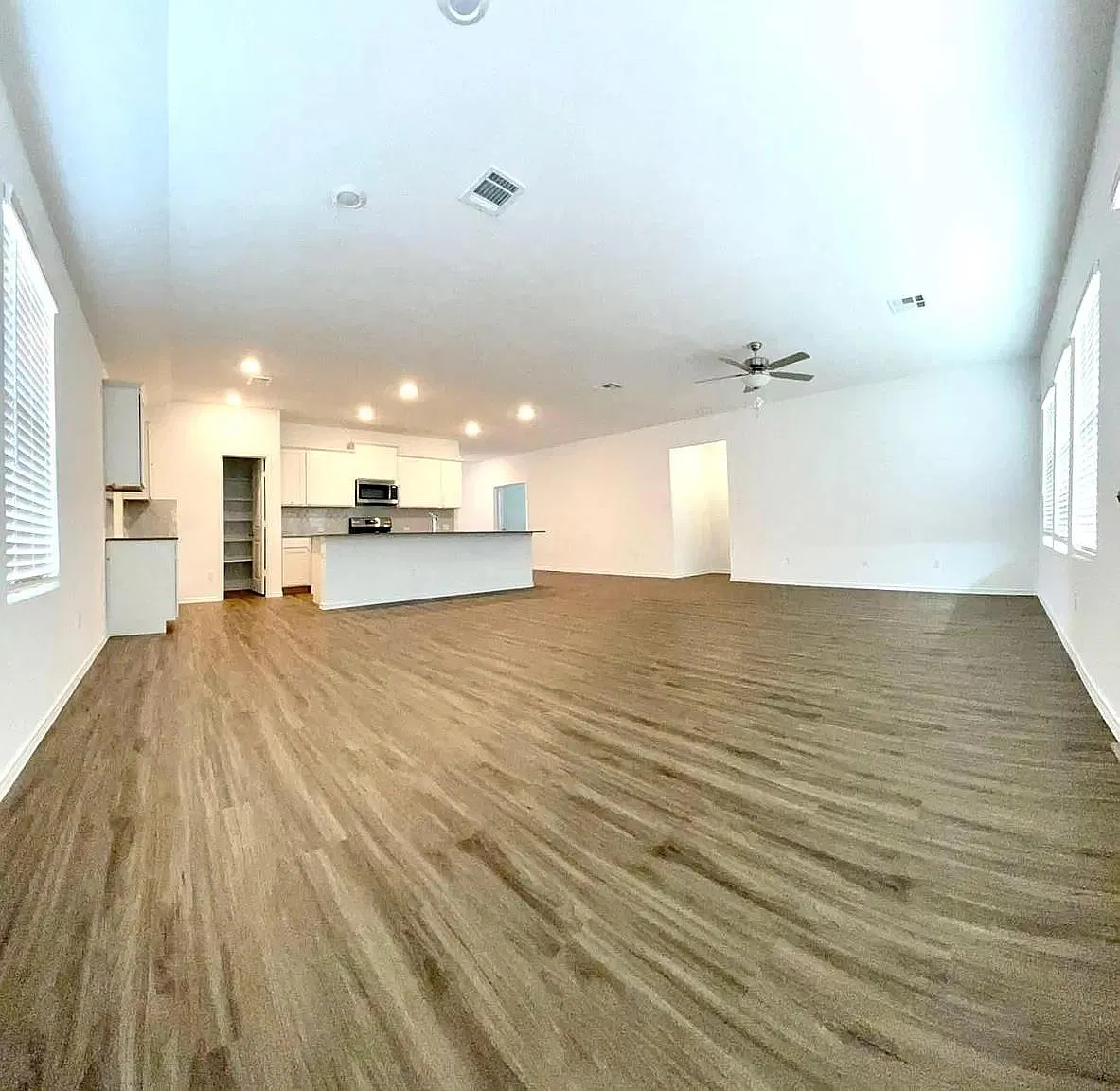 4 bed, 3.0 bath, 2400 sqft, $2,350 — Photo 2