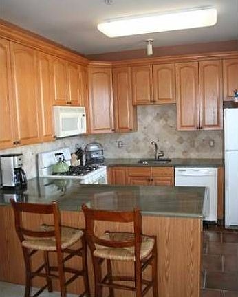 Kitchen w/granite Cntrs