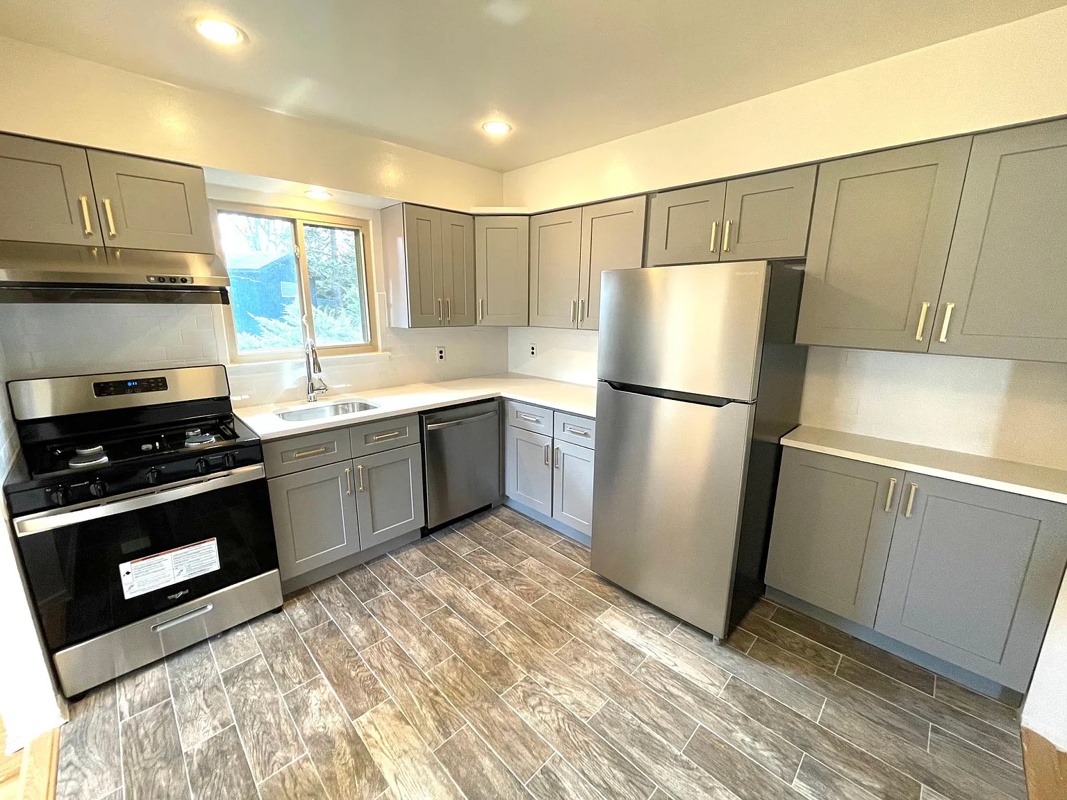 6 Avenue B — Photo 1