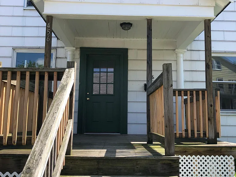 456 E School St — Photo 2