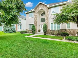 7825 Cobblestone Rd, Woodbury, MN 55125