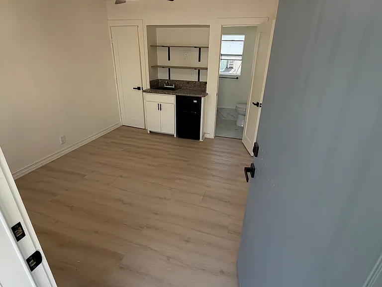 1411 Crenshaw Blvd #5 — Photo 5