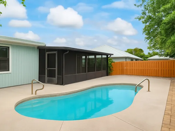 240 W Lorraine Dr, Mary Esther, FL 32569