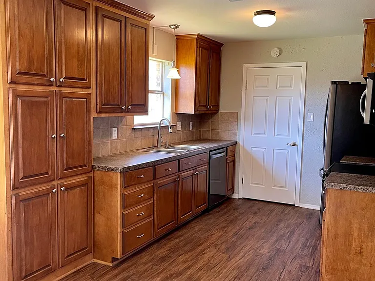 3701 Pratt Dr — Photo 6