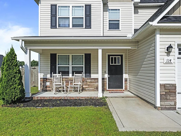 114 Bridgeport Dr — Photo 2