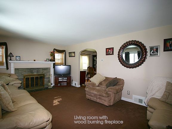 living room w/fireplace