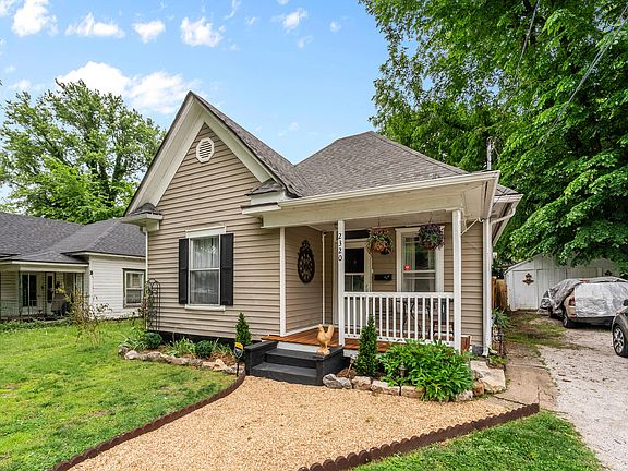 4th image of 2320 N Travis Avenue