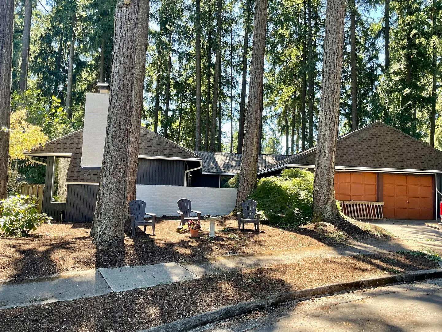 Beaverton 4 Bed + 2 Bath House - W/D, Walking Trails, EV Charging and MORE!! — Photo 2