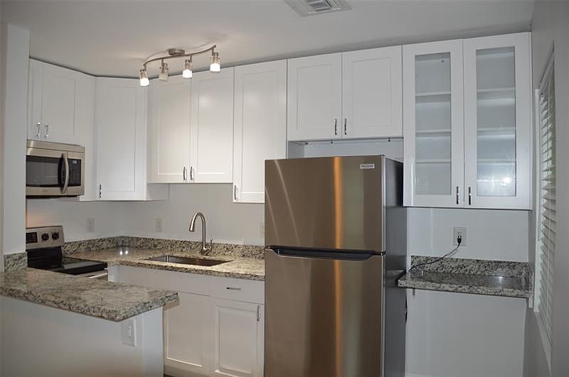 1st image of 823 NE 14th Ct #B