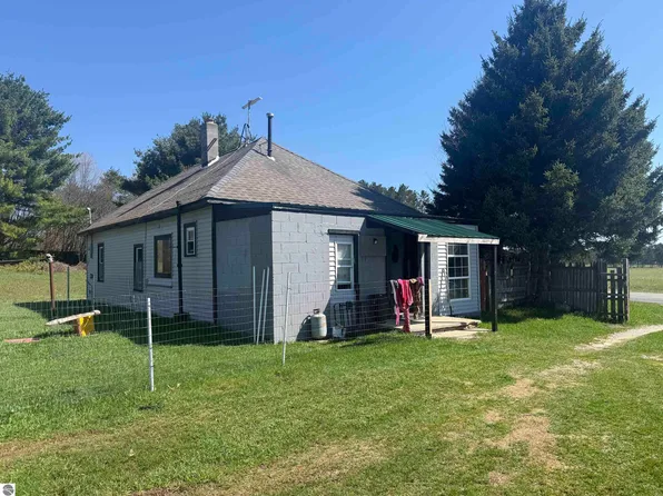 7031 N Raymond Rd, Tustin, MI 49688