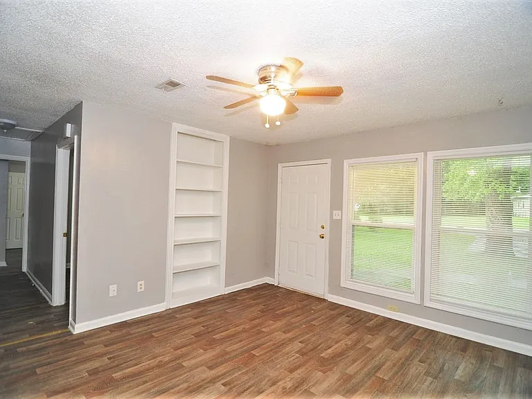 2425 Tuxedo Dr NW — Photo 12