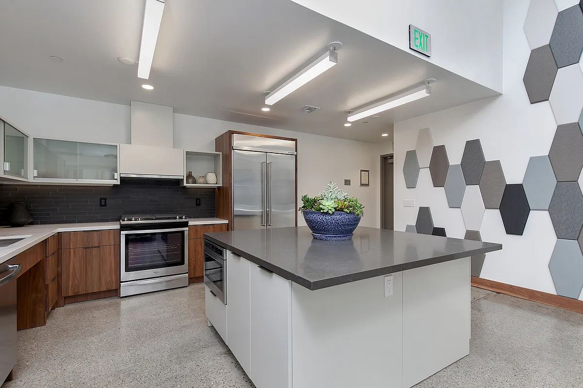 2 bed, 950 sqft, $5,000 — Photo 2