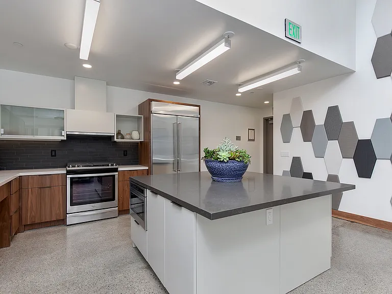 350 11th Ave #931 — Photo 2