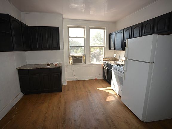 5th image of 69-54 Grand Ave #3