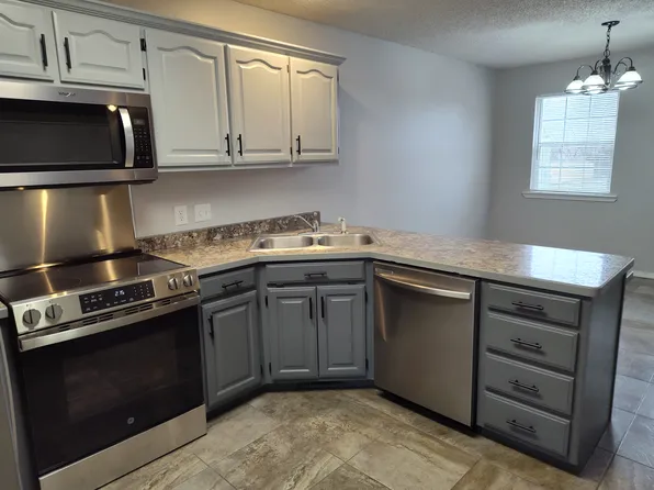 1700 Redbird Dr, Webb City, MO 64870
