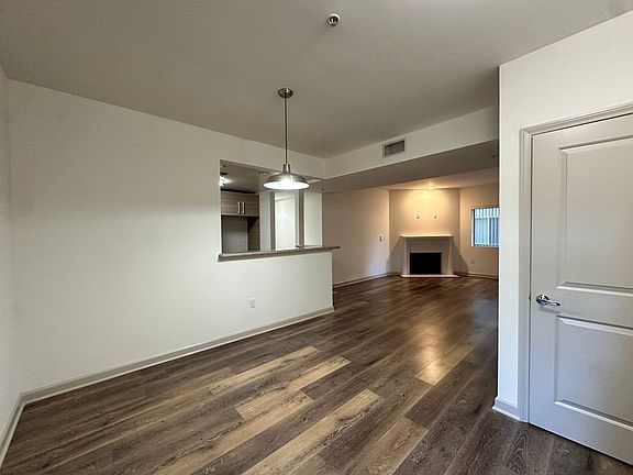 3rd image of 11556 Burbank Blvd APT 203