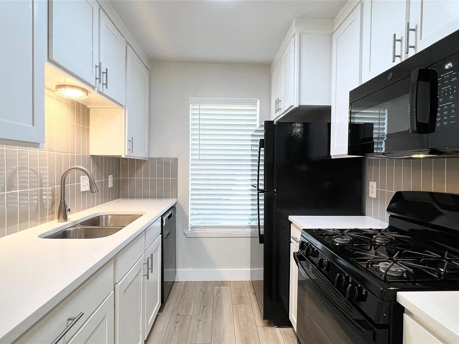 2 bed, 1.0 bath, 907 sqft, $1,499 — Photo 2