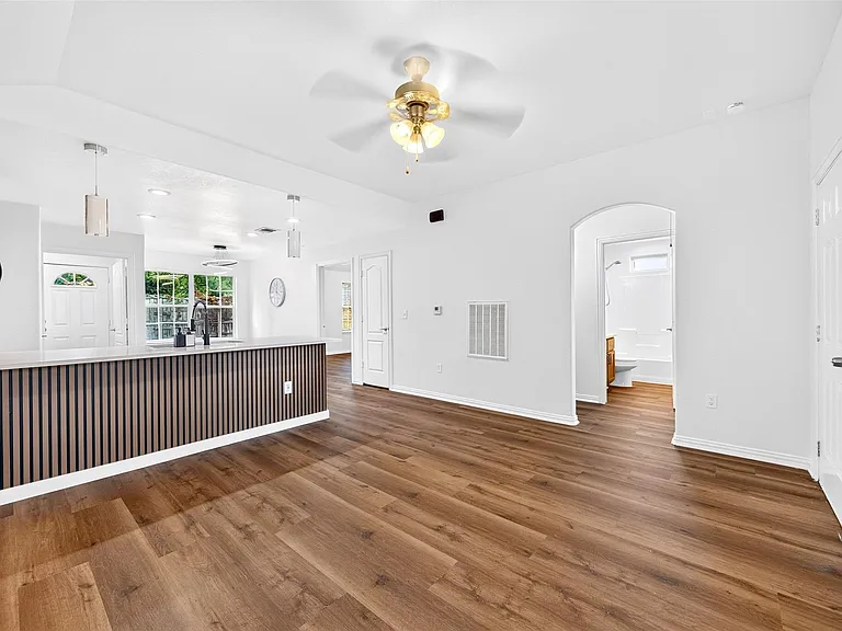 1302 Shearn St — Photo 7