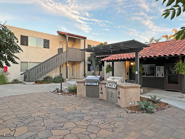 Adams Street Apartments — Photo 25