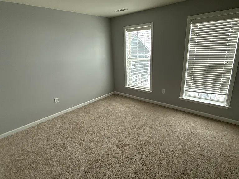 1414 Hastings Cres — Photo 18