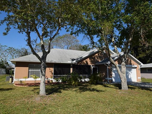 3rd image of 532 NE Solida Cir