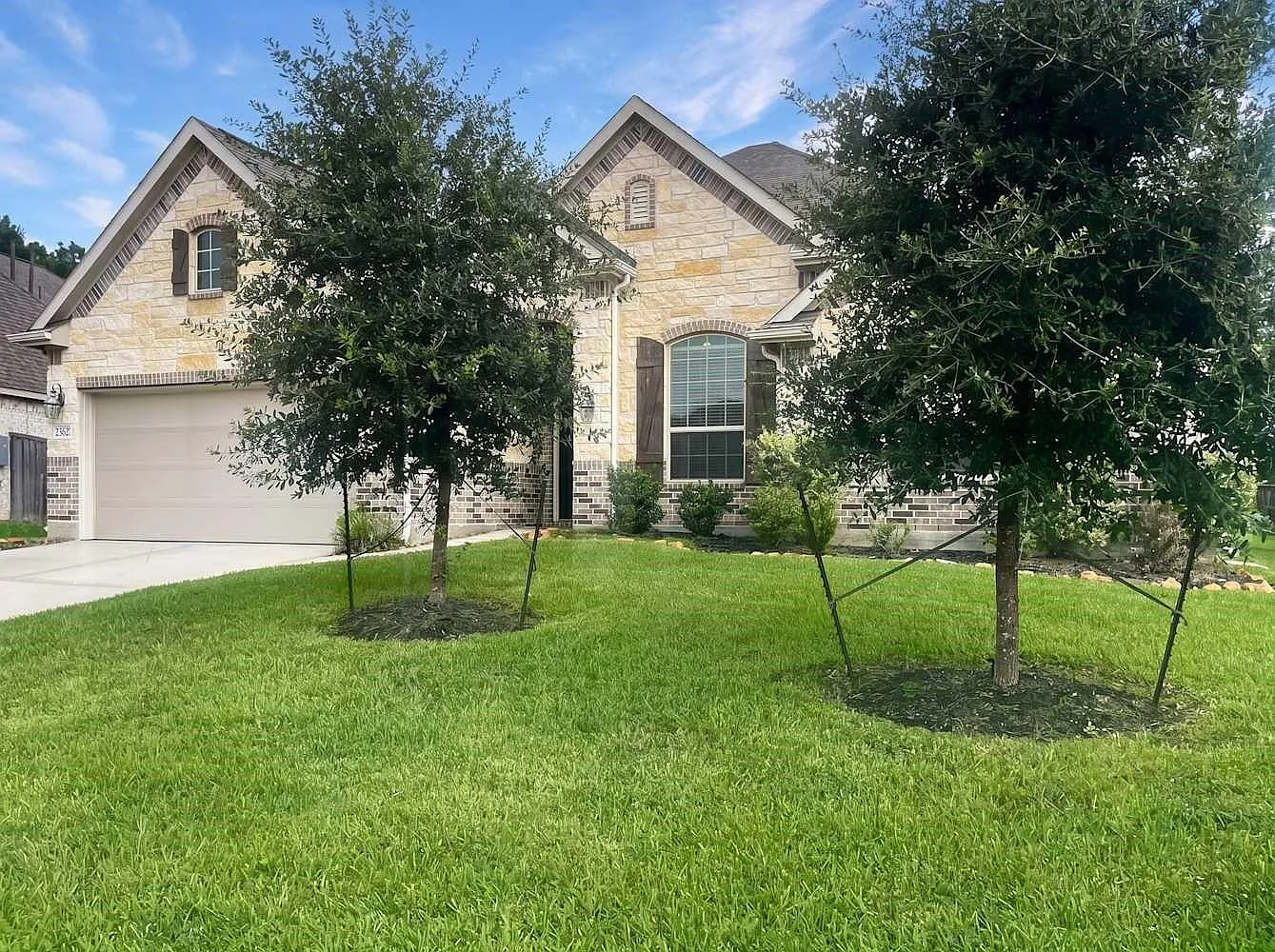 4 bed, 2.5 bath, 2411 sqft, $2,299 — Photo 1