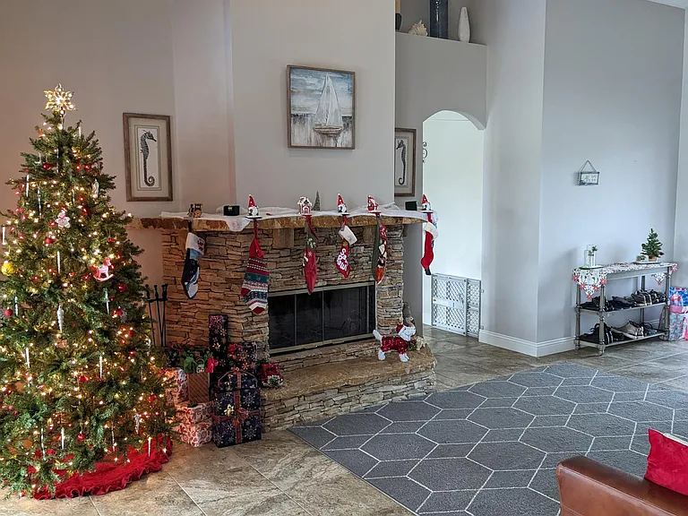 Grand entryway, view from dining nook. Ceiling fan is remotely controlled. 22-foot vaulted ceilings.