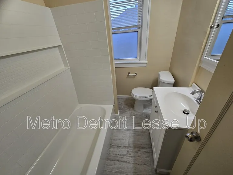 4696 Nottingham Rd #UPPER — Photo 8