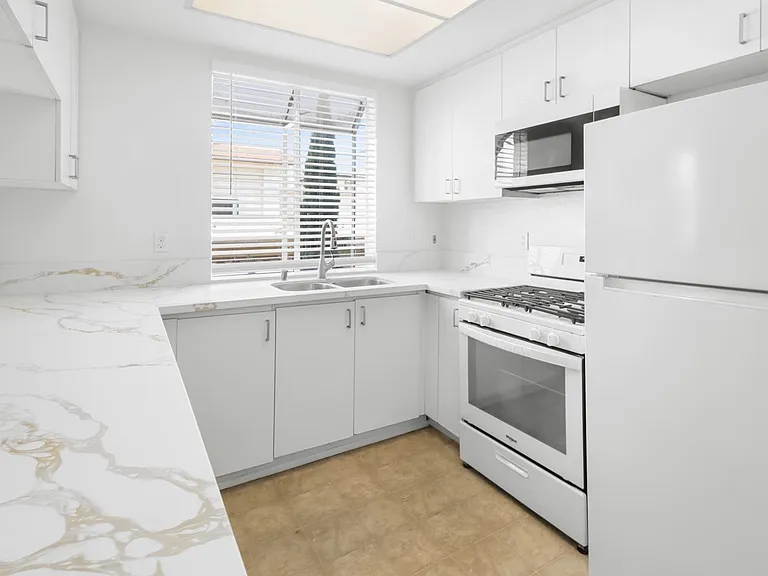 1828 Purdue Ave #203 — Photo 6
