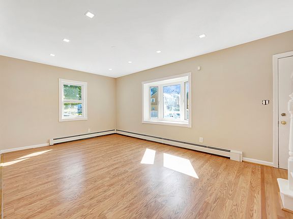 3rd image of 346 Norfeld Blvd