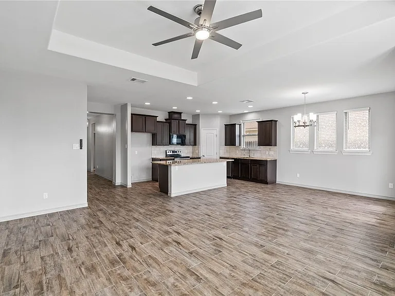 3406 Angelina St — Photo 3