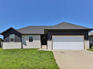 1053 S Christopher Ave, Springfield, MO 65802